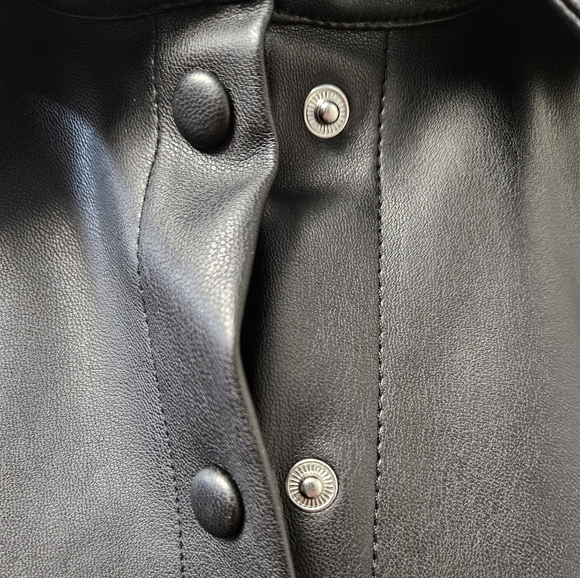 So sexy! Vegan Leather, puff-sleeve blouse - Picture 8 of 12